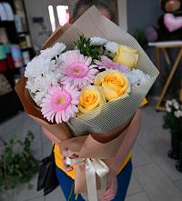 Букет цветов из:  Герберы, Розы и Хризантемы в Алагире