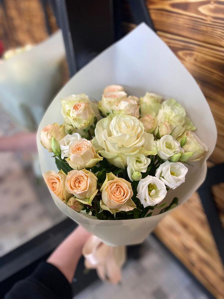 Букет Летний бриз в Алагире Букет цветов из: Розы и Лизиантусы в Алагире